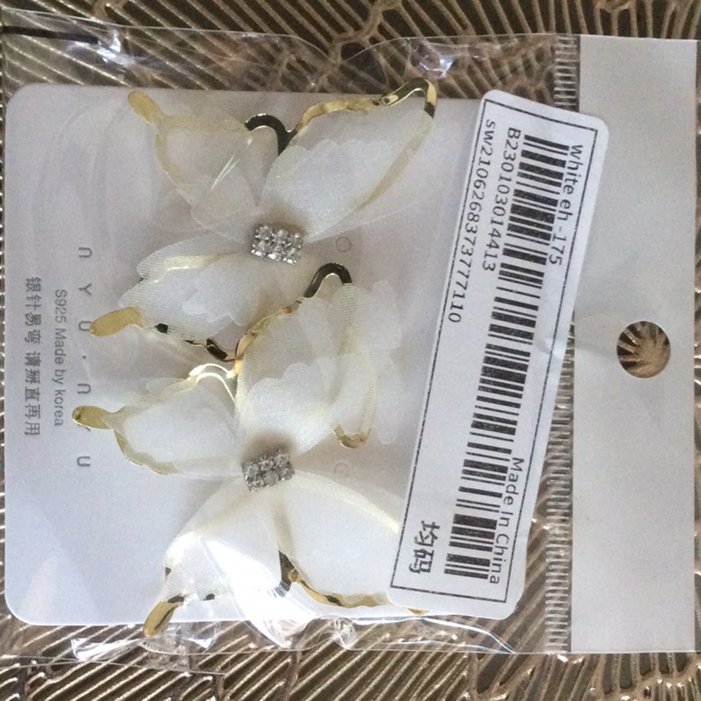 BUTTERFLY 🦋 DESIGN EARRINGS - Picture 10 of 16